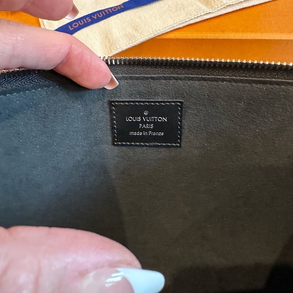 Louis Vuitton Limited Edition Essential V Platine Epi Strap Clutch Pouch - - Picture 9 of 9